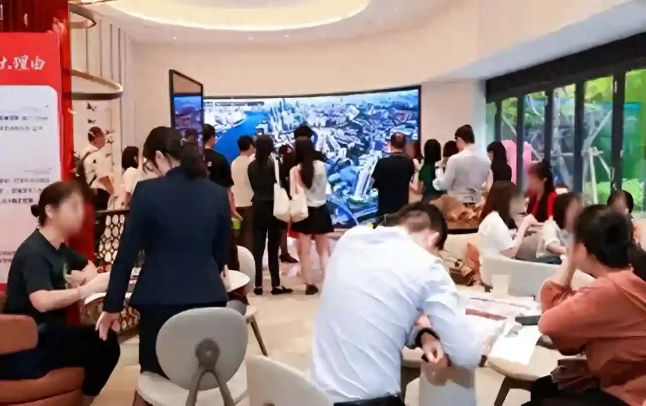 又来忽悠老百姓？售楼部人山人海，近400套房8小时卖完 网友不信！